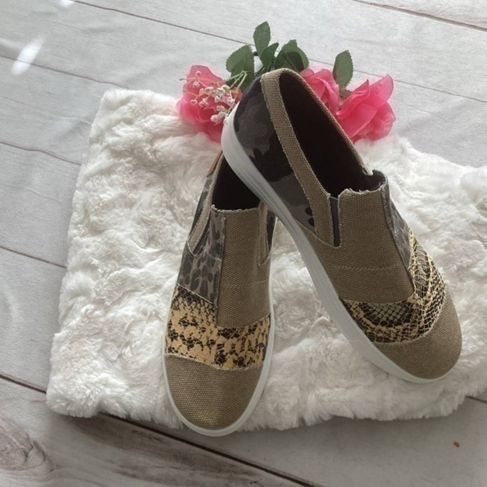 Womens Size 8 Slip on Shoes BRAND NEW..